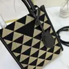 Lüks debriyaj çanta üst kolu Symbole Pochette Nakış Tote Çanta Kadın Seyahat Plajı Erkek Tasarımcı Üçgen Çanta Tuval Omuz Crossbody Shopper Bag 3 Boyut