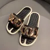 2023 Womens Shoes Summer Ny platt botten Metallknapp tofflor Kvinnor bär mode casual koreanska joker sandaler och tofflor.