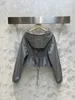 Giacche da donna Designer Primavera/Estate Nuovo prodotto Stile abbigliamento da lavoro Versatile e ampia tasca con volant avvolti in vita Cappotto corto da giacca a vento in nylon grigio per donna