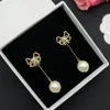 Vrouwen modeontwerper stud gouden zilveren bowknot oorbellen witte parel eenvoudige stijl messing engagement lange oorrel