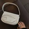 Axelband design liten underarmsäck luxurys designer 2024 ny sommar mode handhållen fyrkantig högkänsla crossbody handväskor högkvalitativa s designers väskor