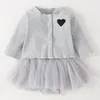 Flicka klänningar vårens höstfödd tjejklänning kostym broderi hjärta baby tutu stickad cardigan set spädbarnskläder