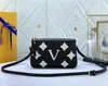 Womens Designer Shoulder Bag Luxury Double Zip Pochette Handväska Blommor Bokstäver Giant Reverse Crossbody Väskor Toppkvalitet Damer Mini Fashion Evening Purses