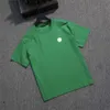 Designer-Luxus-Mode-T-Shirts mit grünen Dreiecken und kleinen Buchstaben für Männer und Frauen, die kurzärmelige T-Shirts mit Bodytgip tragen