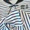 Camiseta feminina estilo marinho estilo marinho de manga curta para verão 2023 nova decoração de arco listrado preto e branco solto top versátil WMU7