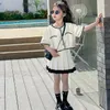 Kleding Sets 2023 ZOMER KINDEREN Luxe Korea Stijl Plooirok Knop Wit Shirt Mode Zoete Cool Voor Meisjes