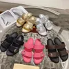 Högkvalitativ klassisk designer Sandal Slides Sandaler för kvinnor Nya Clor Women skor Summer Sexig metallknapp utomhus strand äkta läderspänne tofflor