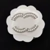 Groothandel Designer Broche Juiste Letters Logo Mode Beroemde Dubbele Letter Broches Crystal Pearl Charm Luxe Koppels Strass Pin Sieraden Accessoires