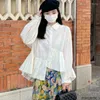 Blusas de mujer Blusas coreanas elegantes Ropa 2023 Diseño Mujeres Lindas Chicas dulces Sueltas Estilo preppy Botón blanco sólido Camisas con volantes irregulares