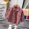 Set di abbigliamento Camicie da ragazzo Primavera e autunno Materiale in cotone Plaid per bambini Camicie a maniche lunghe Casual Cappotti sottili 230605