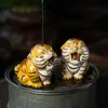 Articoli per il tè Yixing Argilla viola Tè animale domestico Piccola statua di tigre Tè fortunato Figurine Ornamenti Scultura fatta a mano Artigianato Decorazione del set da tè per la casa