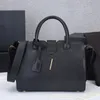 Stor kapacitet tygväska kvinnor svarta axelväskor designer handväska hårdvara brev spänne tillbehör kohud läder blixtlås öppna toppkvalitet handväskor
