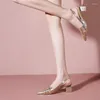 Sandalet Sıradan Moda Yaz Kadınları AB Bize Serin Nefes Alabilir Metalik Deri Zarif Göstergeli Ayak Tip Kararlı Orta Topuk Ayakkabıları Lady