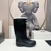 Роскошные бренды женская сапоги колена Knight Rainboots Водонепроницаемые туфли TPU Высокий 32 см. Размер 36-41