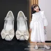 Płaskie buty 2023 Księżniczka dla dzieci na wysokim obcasie dla małych dziewcząt Butter Glitter Dress Dzieci 3 5 6 7 8 9 10 11 12 lat