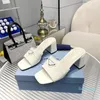 Designer Fashion Summer Dames Sandals Pumps Popular Monolith Sliders Luxe rubberen kalfsleer glijbanen Designer Nieuwheid grof hiel sandaaldoos EU 35-