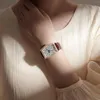 Armbandsur modedesign lyxig diamantkristall tonneau kvinnor tittar färgglada läder rem kvarts flicka damklocka klänning armbandsur