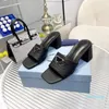 Designer Fashion Summer Dames Sandals Pumps Popular Monolith Sliders Luxe rubberen kalfsleer glijbanen Designer Nieuwheid grof hiel sandaaldoos EU 35-