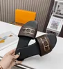 مصممة مصممة Slipper Sandal Slide Shoes Mule Low Lock It Sandals Brown Black Leather Flats Rubber Sole Outdoor Walking Summer Sundals مع صندوق 35-42