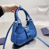 Manico superiore Borsa a tracolla piccola a mezzaluna Borsa a mano Borsa di design Borsa a triangolo tote in pelle di lusso per pochette da viaggio in nylon da uomo Borse a tracolla sotto le ascelle