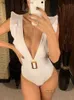 Kvinnors badkläder Ny sexig ruffig vit djup v en bit baddräkt Kvinnor badkläder kvinnlig med bälte monokini bather baddräkt simma lady v2198 t230606