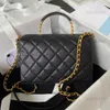 10A Diseñadores de calidad de espejo Bolsos con solapa clásicos pequeños 22 cm Bolso Carryme para mujer Bolso acolchado de caviar negro de lujo Bolso bandolera con correa de cadena de hombro con caja