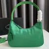 Designer nylon handväska kuvert väska grossist lyxiga totes kvinnor mens nylon väska mode messenger väska crossbody woman purse svart koppling tote axelväskor