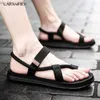 Caranfier 2019 Nya sommarstrandskor Män avslappnade sandaler Gladiator Roman Sandalias Male Shoes Adult Slip-On Flat Flip Flops L230518