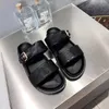 Högkvalitativ klassisk designer Sandal Slides Sandaler för kvinnor Nya Clor Women skor Summer Sexig metallknapp utomhus strand äkta läderspänne tofflor