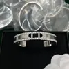 Pulseiras De Diamantes Abertos De Design De Casamento Pulseira De Ouro Aço Inoxidável Prata Pulseira Bangles Mulheres Homens Casal Clássico Carta Jóias Acessórios 23664D