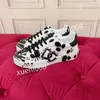 Topp nya varumärkesvaror casual skor läder lace-up sneaker mode löpande tränare brev kvinna skor platt tryckt gym sneakers