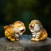 Articoli per il tè Yixing Argilla viola Tè animale domestico Piccola statua di tigre Tè fortunato Figurine Ornamenti Scultura fatta a mano Artigianato Decorazione del set da tè per la casa