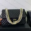 Klasik kadın tasarımcı lüks tek omuz çantası inci zinciri çanta çanta moda kıdemli siyah crossbody çanta