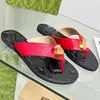 Top verão 2023 nova letra fivela fita bico quadrado formato T chinelo de dedo plano chinelo raso sandálias masculinas e femininas