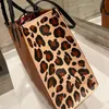 42 cm shoppare väska hand tygväskor axel handväska leopard lapptäcke färg präglad L -bokstav hasp handväskor mitt långa rem 2023
