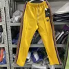 Pantalones de hombre Fasion Yellow Needles Track Hombres Mujeres Poly Smooth Sweatpants Butterfly Logo Knitted Purple Stripe Pantalones Bermudas