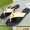 Top verão 2023 nova letra fivela fita bico quadrado formato T chinelo de dedo plano chinelo raso sandálias masculinas e femininas