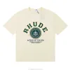 مصمم أزياء الملابس المحملات Tshirt 2023 الصيف الجديد Rhude متعدد الاستخدامات الطباعة الفضفاضة الشارع العالي من القطن القصير.
