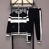 Mens Tracksuit 두 조각 세트 재킷 재킷 후 까마귀 팬츠 패션 스타일 스프링 가을 아웃복 스포츠 세트 트랙복 재킷 탑 정장