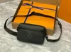 Tasarımcı Erkek Çanta M22495 Kuyruklu Yıldızı Messenger PM Luxurys Mens Shouler Çanta Siyah Borealis Deri Crossbody Vivid Purple Neon Yeşil Çoklu Çanta