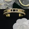 Pulseiras De Diamantes Abertos De Design De Casamento Pulseira De Ouro Aço Inoxidável Prata Pulseira Bangles Mulheres Homens Casal Clássico Carta Jóias Acessórios 23664D