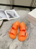 Sandały designerskie kobiety slajdy regulowane klamry płaskie sandały komfortowe zjeżdżalni z łukiem Wsparcie dla kobiet Summer Essential Beach Home
