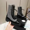 2023 Top качественная кавалевая обувь роскошные дизайнерские сапоги Women Classic Fashion Martin Cowhide Short Booties Высококачественная кожа