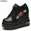 Kvinna plattform kilar 10 cm höga klackar casual skor Vita snörning damer blommor fritid avslappnad sneakers skor kvinna l230518