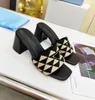 Design de luxo sandália feminina nua slides de tecido bordado chinelos de tecido estampados em triângulo sandália feminina chinelo salto bloco couro genuíno sola de borracha MARCA