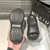 Trendiga varumärkes tofflor gummi anti slip tjocka sulor ihåliga strand tofflor stora muffins sandaler