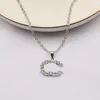 Estilo 19 Luxo Designer Colar com Pingente de Letra Dupla Banhado a Ouro 18K Colar de Cristal Pérola com Strass Suéter para Mulheres Acessórios de Jóias para Festa de Casamento C1