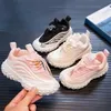 Printemps et automne nouvelles chaussures de pneu pour enfants chaussures de sport pour enfants chaussures de papa respirantes chaussures de mode à boucle