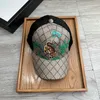 Projektantka baseballowa z czapkami z literami dla mężczyzn Kobieta
