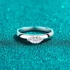 Bagues en grappe 0.5ct Ovale Moissanite Diamond Ring Fashion Simple Bright Cut 925 Sterling Silver Lovers Proposer Être Engagé Dîner